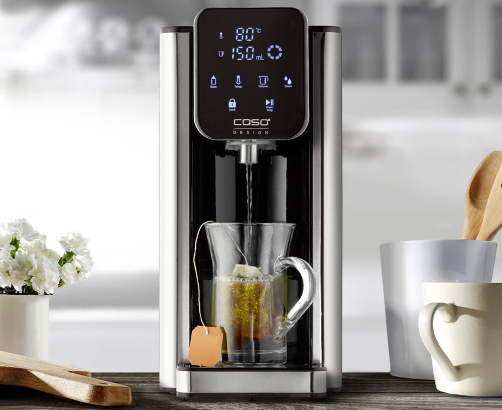 Na obrazie widoczny jest dyspenser do wody CASO HW660 z wyświetlaczem pokazującym temperaturę 80°C i objętość 150 ml. Pod dyspenserem znajduje się szklanka z herbatą, a obok stoją kubki i wazon z kwiatami.