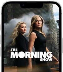Na ekranie smartfona widoczny jest plakat z dwoma kobietami w eleganckich strojach na tle miejskiego krajobrazu. Na plakacie znajduje się tekst: \'THE MORNING SHOW\'.