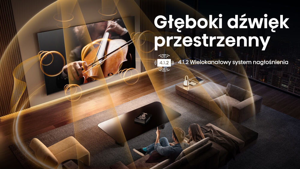 W salonie znajduje się duży telewizor wyświetlający obraz skrzypka, a na ekranie widoczny jest napis \'Głęboki dźwięk przestrzenny 4.1.2 Wielokanałowy system nagłośnienia\'. W pomieszczeniu są osoby siedzące na kanapie, a wokół nich rozchodzą się wizualizacje fal dźwiękowych.