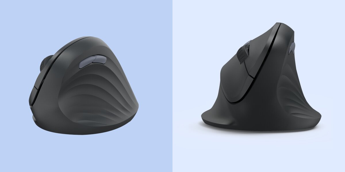 Obraz przedstawia czarną mysz komputerową o ergonomicznym kształcie, widoczną z dwóch perspektyw na jasnoniebieskim tle. Mysz ma wyraźne, faliste wzory na powierzchni bocznej.