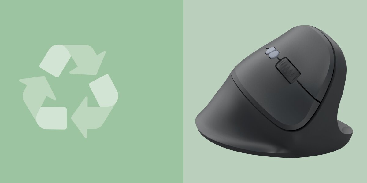 Obraz przedstawia czarną mysz komputerową o ergonomicznym kształcie na zielonym tle. Obok znajduje się symbol recyklingu w jasnym kolorze.