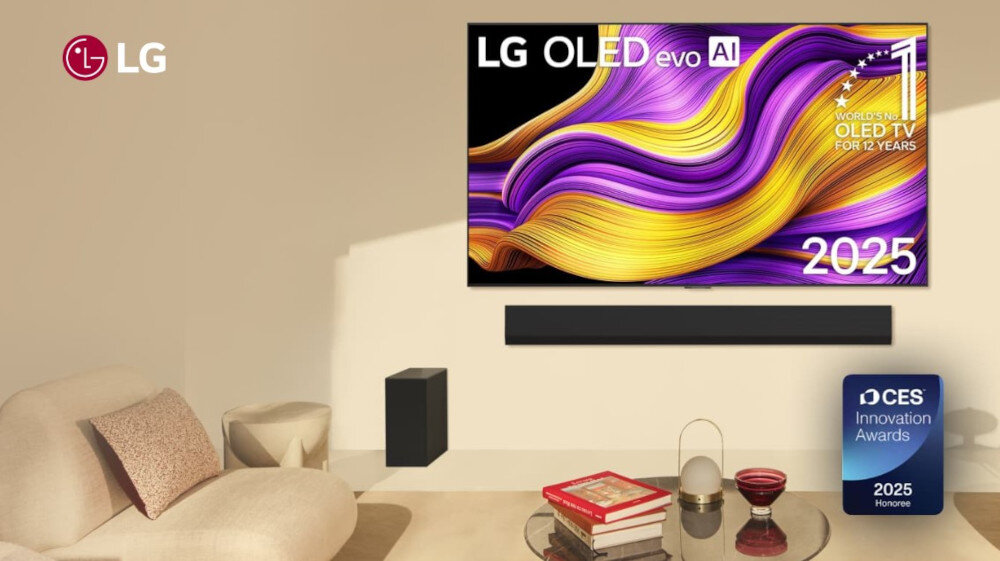 Na ścianie wisi telewizor z kolorowym ekranem i napisami: \'LG OLED evo AI\', \'World\'s No.1 OLED TV for 10 years\', \'2025\'. Obok telewizora znajduje się logo LG, a na stoliku leżą książki i dekoracje.