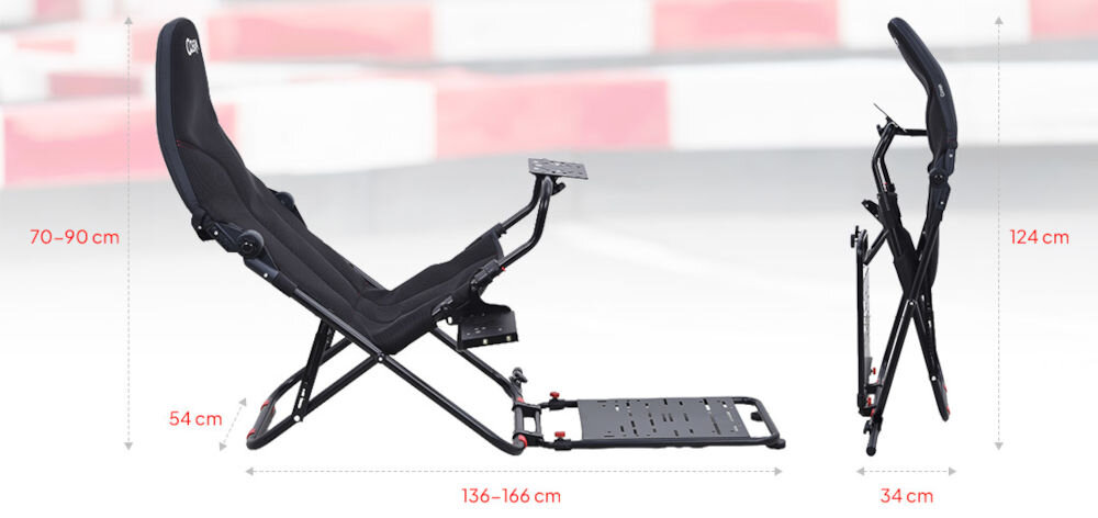 Na obrazie widoczny jest czarny kokpit symulacyjny z regulowanym siedziskiem i podstawą, z wymiarami 70-90 cm wysokości, 54 cm szerokości, 136-166 cm długości oraz 124 cm wysokości po złożeniu i 34 cm szerokości. W tle znajduje się rozmyte tło z czerwono-białymi pasami.