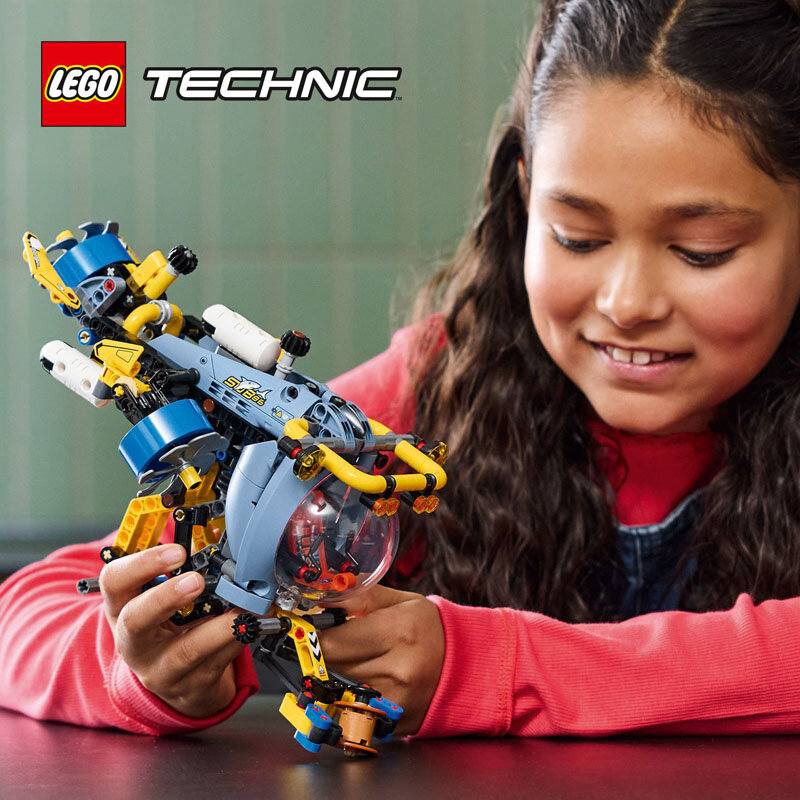 Osoba trzyma model LEGO Technic przedstawiający badawczą łódź podwodną. W lewym górnym rogu widoczne jest logo LEGO TECHNIC.