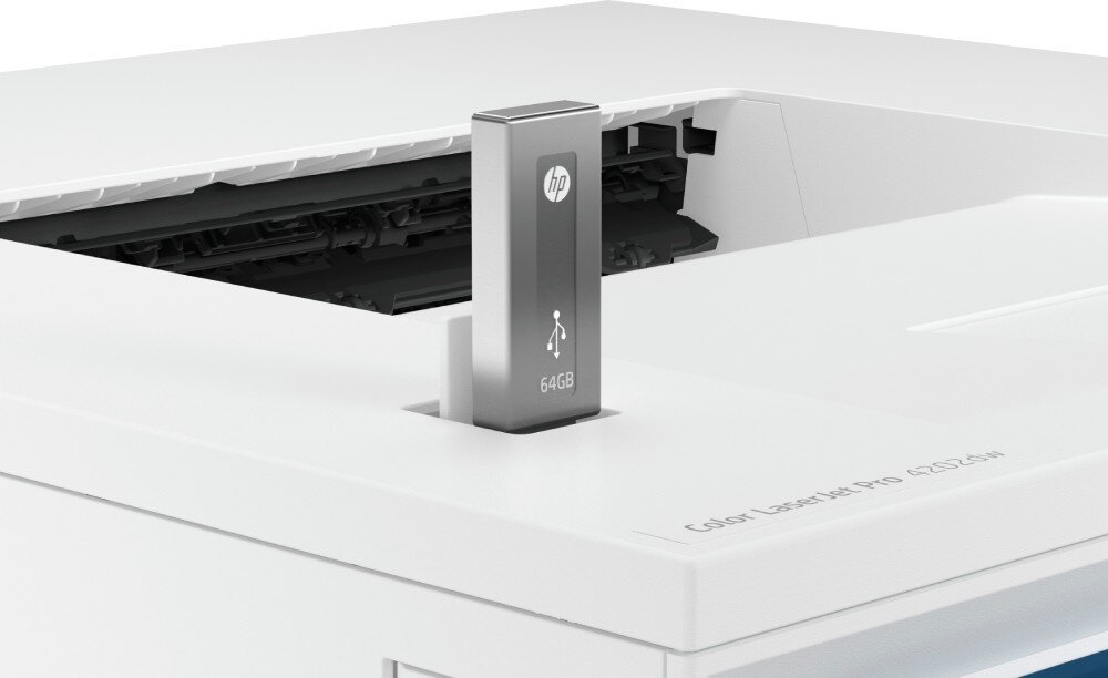 Na obrazie widoczna jest drukarka z włożonym pendrive\'em o pojemności 64GB z logo HP. Na obudowie drukarki znajduje się napis \'Color LaserJet Pro 4202dn\'.