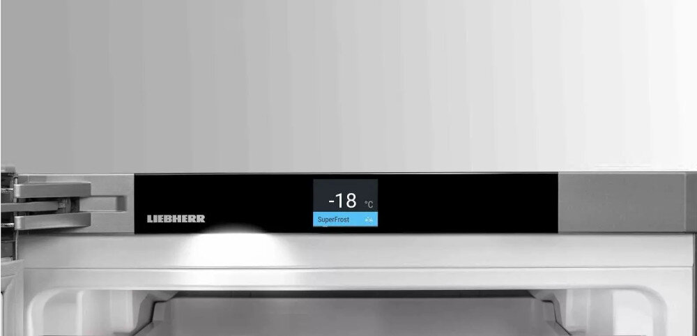 Panel zamrażarki z wyświetlaczem pokazującym temperaturę -18°C oraz napis \'SuperFrost\'. Widoczne jest logo \'LIEBHERR\'.