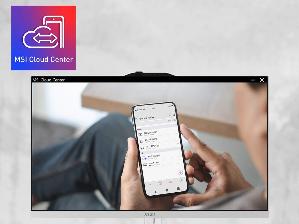 Na ekranie komputera widać osobę trzymającą smartfon z otwartą aplikacją \'Personal Folder\'. W lewym górnym rogu znajduje się logo \'MSI Cloud Center\'.