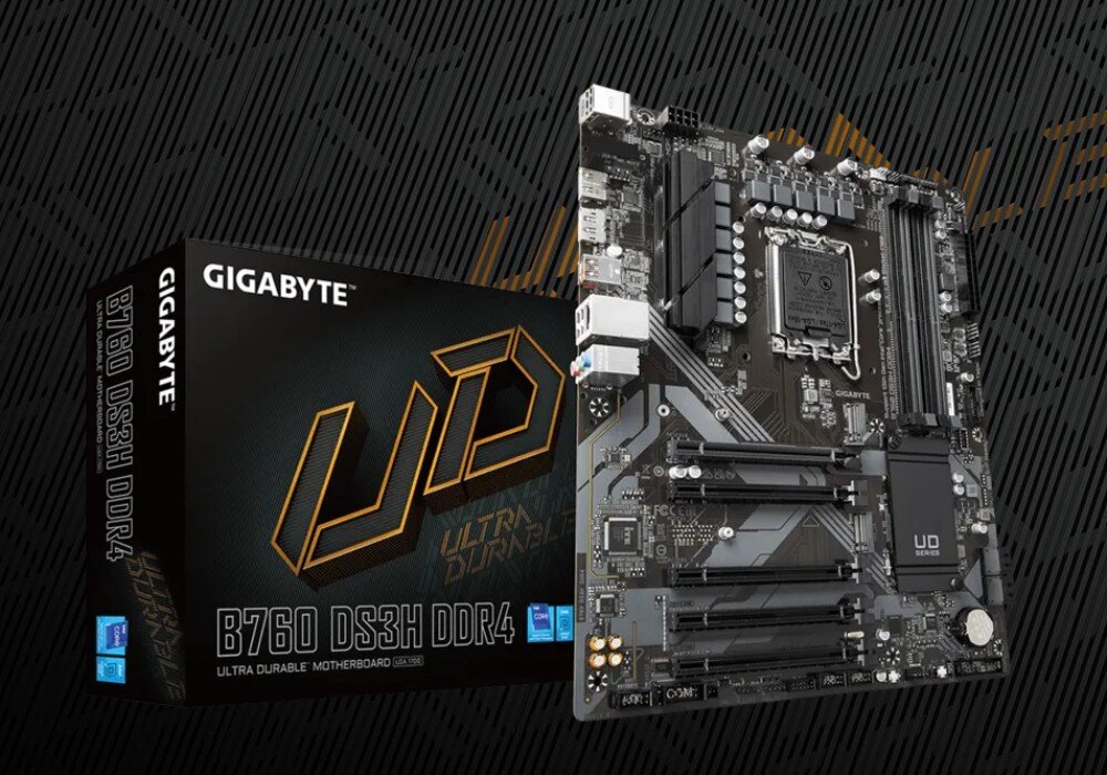 Na obrazie widoczna jest płyta główna oraz pudełko z napisem \'GIGABYTE B760 DS3H DDR4 ULTRA DURABLE MOTHERBOARD\'. Płyta główna ma ciemny kolor z różnymi złączami i komponentami elektronicznymi.