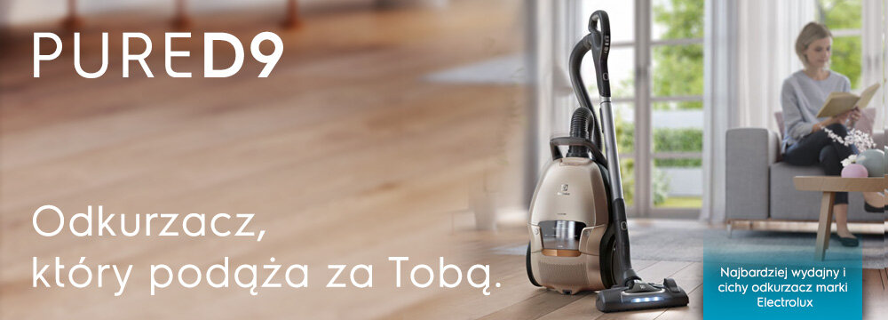 Na obrazie widoczny jest odkurzacz marki Electrolux na drewnianej podłodze, obok którego znajduje się napis: \'PURE D9 Odkurzacz, który podąża za Tobą.\'. W tle widać osobę siedzącą na kanapie z książką, a w prawym dolnym rogu znajduje się napis: \'Najbardziej wydajny i cichy odkurzacz marki Electrolux\'.