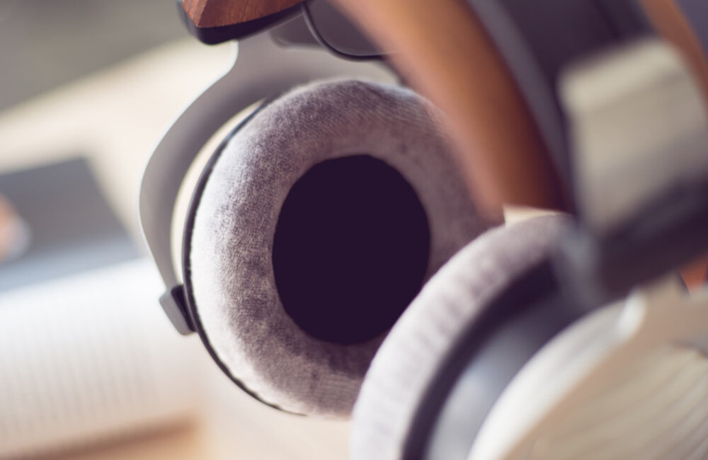 SLUCHAWKI BEYERDYNAMIC DT990 pałąk odporność skóra ekologiczna delikatne welurowe nauszniki