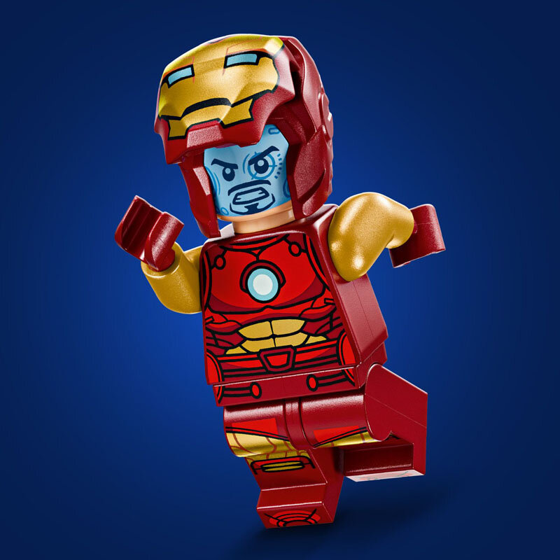 Na obrazie znajduje się figurka LEGO przedstawiająca postać w czerwono-złotej zbroi z niebieską twarzą i hełmem. Tło jest jednolite, ciemnoniebieskie.