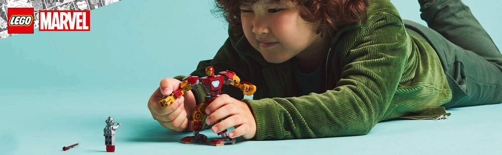 Dziecko bawi się zestawem LEGO przedstawiającym mecha Iron Mana i figurkę Ultrona na jasnoniebieskim tle. W lewym górnym rogu widoczne są loga \'LEGO\' i \'MARVEL\'.