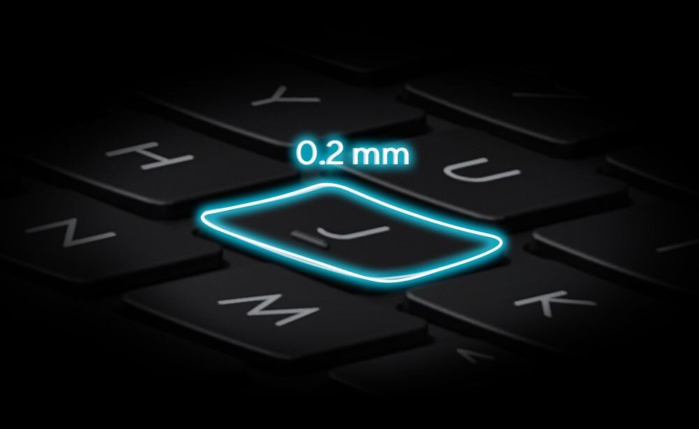 Zbliżenie na klawiaturę z podświetlonym klawiszem \'J\' i napisem \'0.2 mm\'.