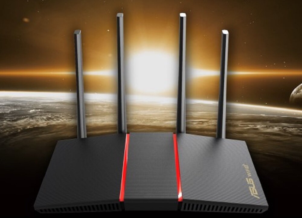 Na obrazie widoczny jest router z czterema antenami, z czerwonymi liniami na obudowie. W tle znajduje się kosmiczny krajobraz z widocznym wschodem słońca nad planetą.