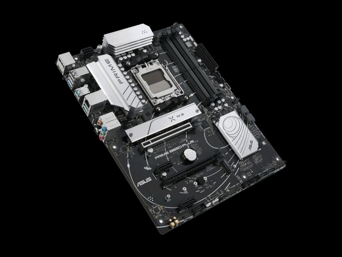 Na obrazie widoczna jest płyta główna z oznaczeniami \'PRIME\' i \'ASUS\'. Płyta posiada różne złącza i komponenty elektroniczne na czarnym tle.