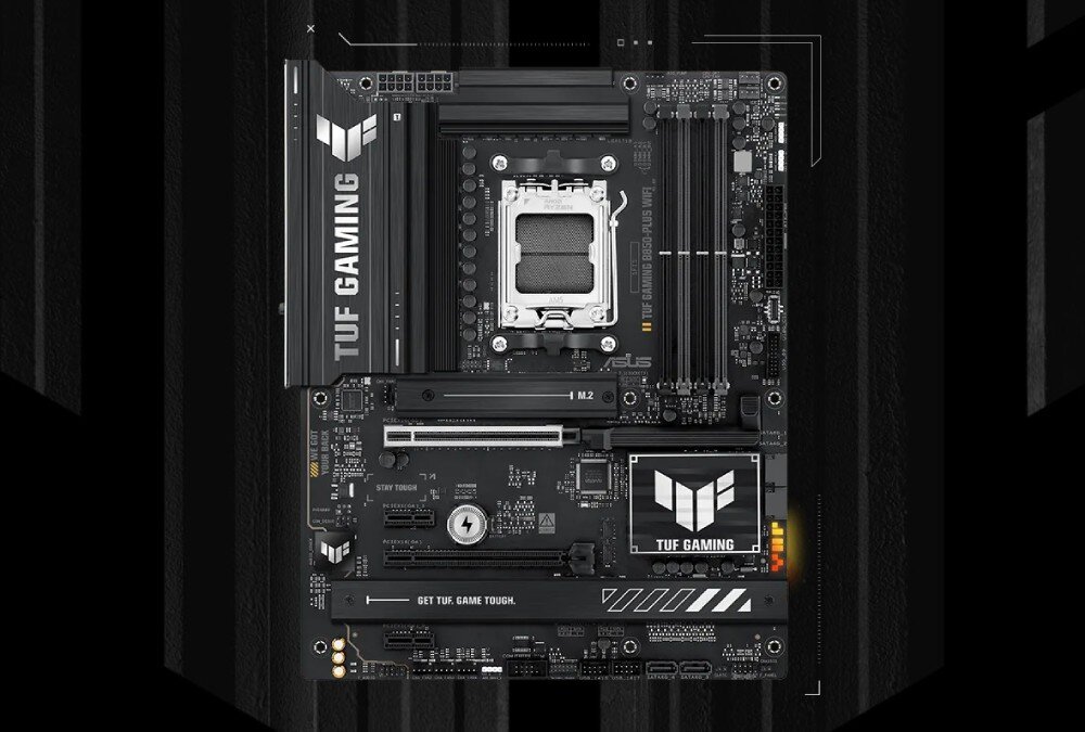 Obraz przedstawia płytę główną z logo TUF Gaming oraz napisem \'GET TUF, GAME TOUGH\'. Widoczne są różne złącza i komponenty elektroniczne.