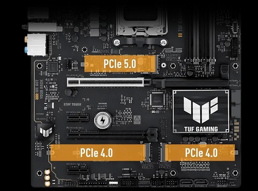 Obraz przedstawia płytę główną z oznaczeniami PCIe 5.0 i PCIe 4.0 oraz logo TUF Gaming. Widoczne są różne złącza i komponenty elektroniczne na ciemnym tle.
