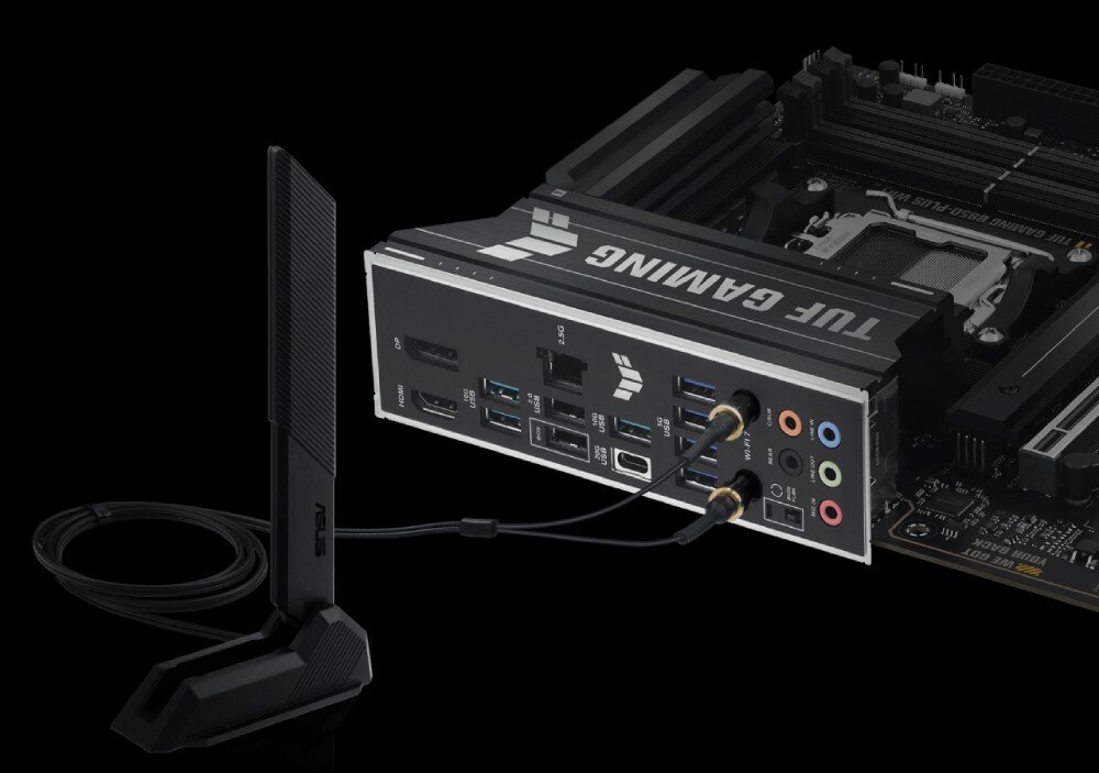 Obraz przedstawia tylny panel płyty głównej z napisem \'TUF GAMING\', z różnymi portami i złączami. Obok znajduje się antena z logo ASUS.