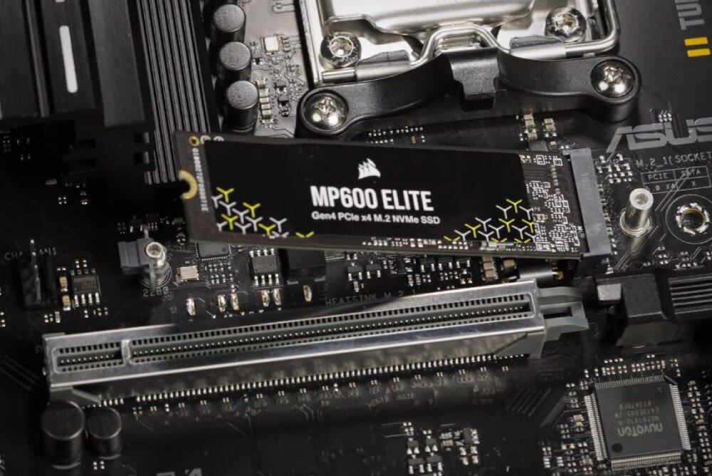 Na obrazie widoczna jest płyta główna z zamontowanym dyskiem SSD o oznaczeniu \'MP600 ELITE Gen4 PCIe x4 M.2 NVMe SSD\'. Widoczne jest również logo ASUS na płycie głównej.