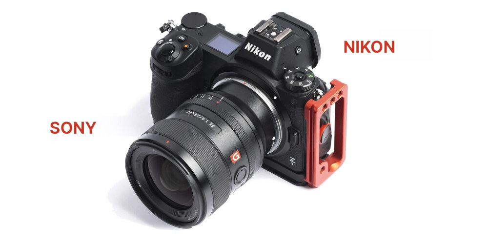ADAPTER BAGNETOWY Z AUTOFOCUSEM MEGADAP EFTZ21 - CANON EF NIKON Z Czarny aparat Nikon z zamocowanym obiektywem i czerwoną klatką ochronną, na jasnym tle z widocznymi napisami „SONY” i „NIKON”