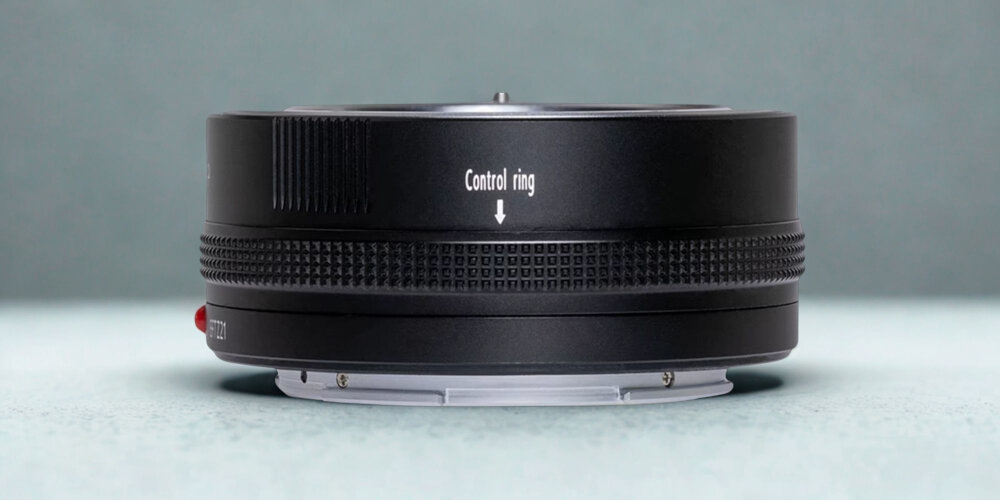 ADAPTER BAGNETOWY Z AUTOFOCUSEM MEGADAP EFTZ21 - CANON EF NIKON Z Czarny adapter bagnetowy pokazany z boku, z widocznym pierścieniem sterującym, ustawiony na jasnym, jednolitym tle