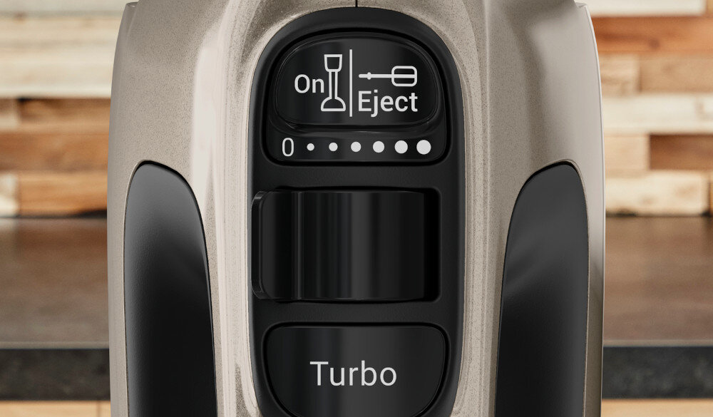 Zbliżenie na panel sterowania miksera z przyciskami \'On\', \'Eject\', pokrętłem regulacji prędkości oraz przyciskiem \'Turbo\'.