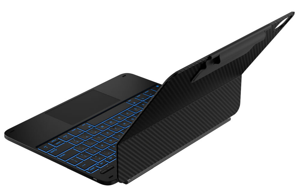 Etui na tablet z klawiaturą, wykonane z materiału przypominającego włókno węglowe. Klawiatura ma podświetlane klawisze w kolorze niebieskim.