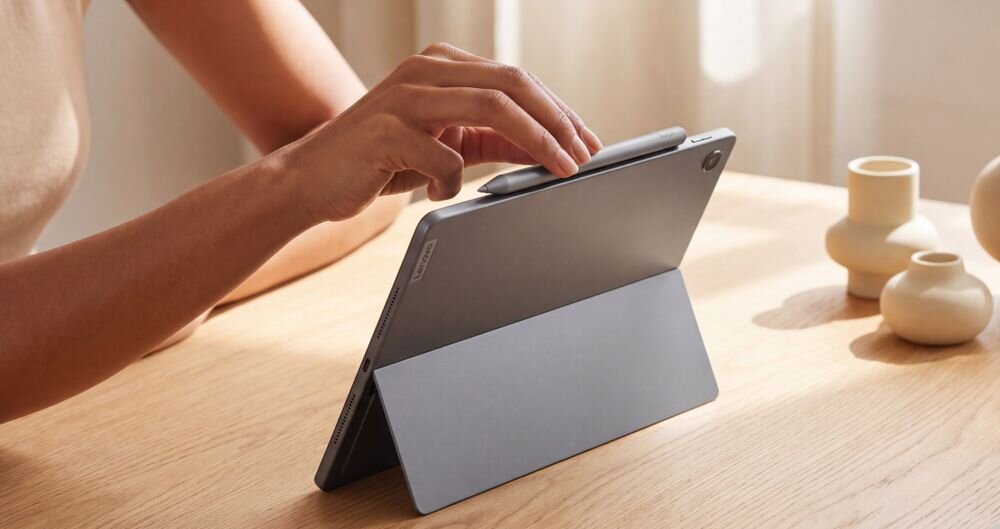 LENOVO Yoga Pen 2 Lenovo Yoga Pen 2 smukłą konstrukcję o średnicy 9,13 mm masie 13,5 g Magnetyczne mocowanie - Dłoń odkładająca cyfrowe piórko na górną krawędź obudowy tabletu opartego na nóżce