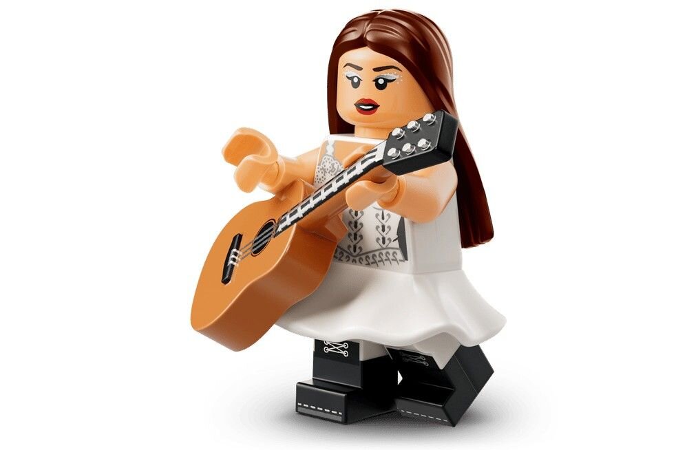 Ця фігурка LEGO містить фігурку з довгим каштановим волоссям, яка тримає коричневу гітару, одягнена в білу сукню та чорне взуття.