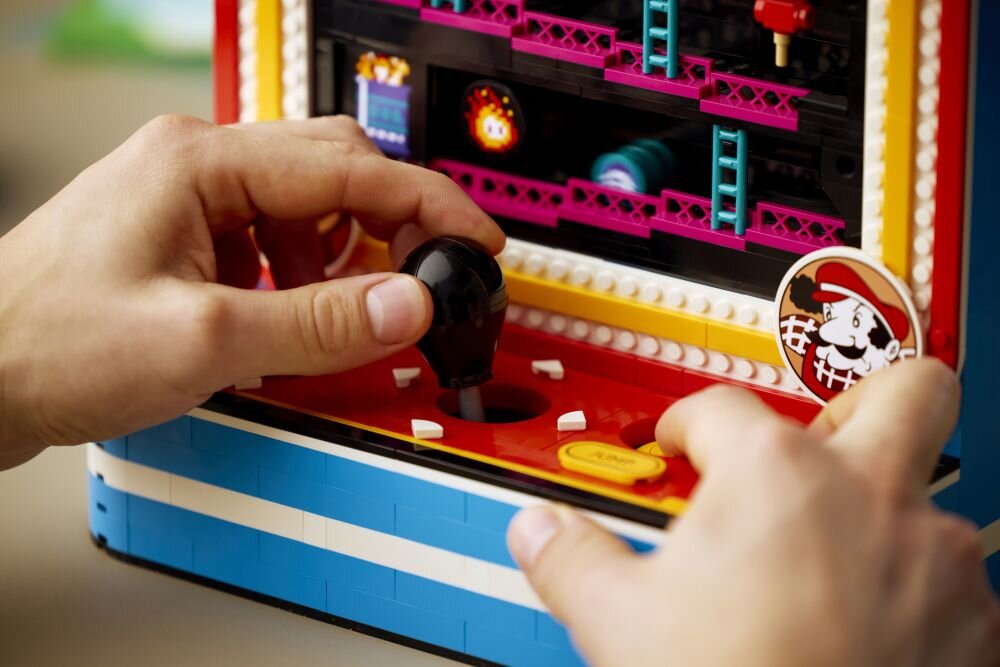 Інтерактивні елементи ігрового автомата LEGO Super Mario Donkey Kong із важелем джойстика, 21 бочкою та інтерактивними функціями.