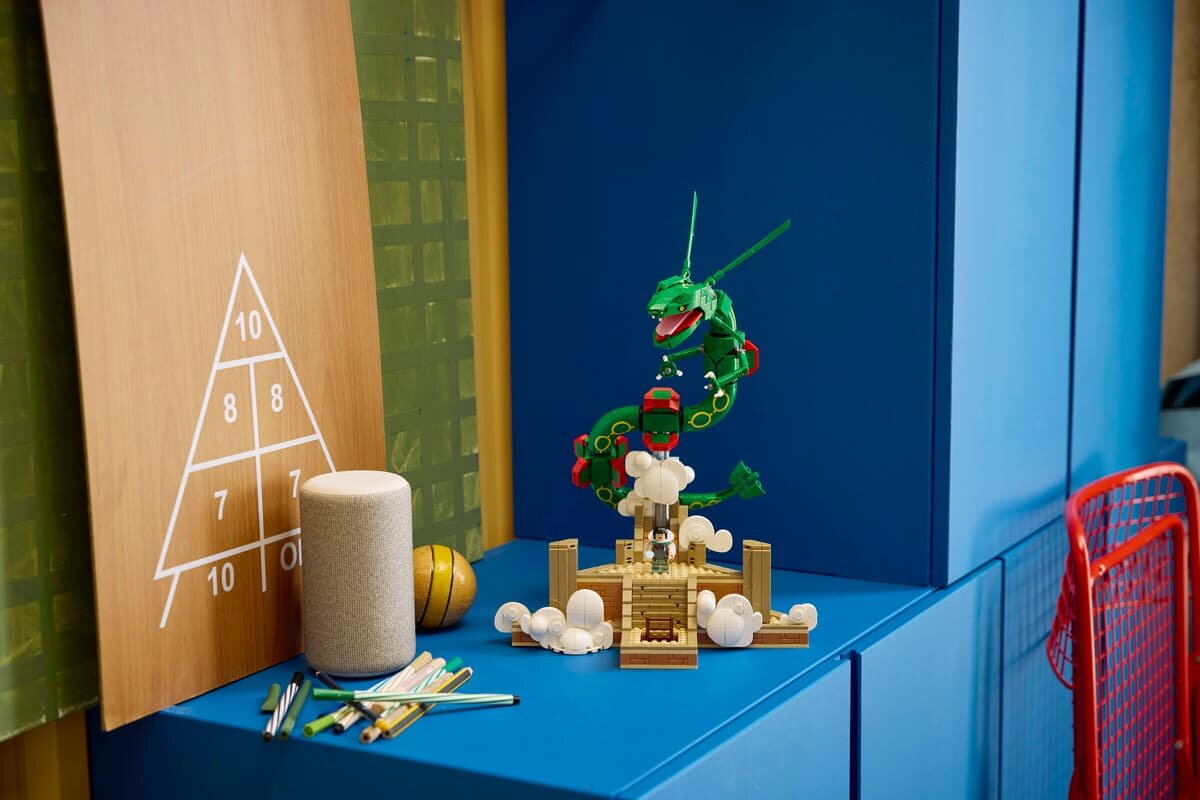 Декорація, натхненна базовою грою LEGO 72168 Pokémon Rayquaza Sky Pillar