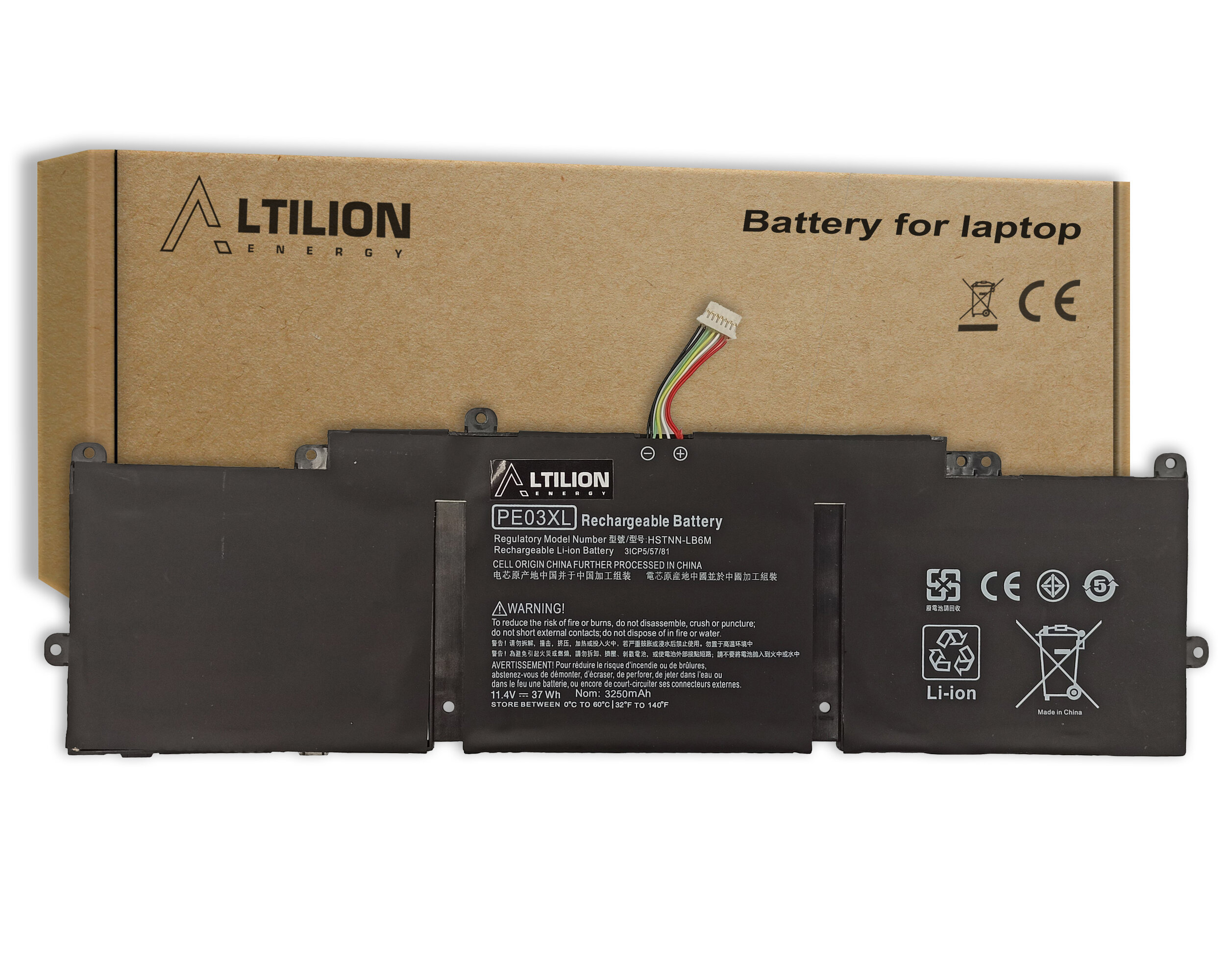 Na obrazie widoczna jest bateria Altilion Energy PE03XL z oznaczeniami i ostrzeżeniami, umieszczona na kartonowym opakowaniu z napisem \'Battery for laptop\'.