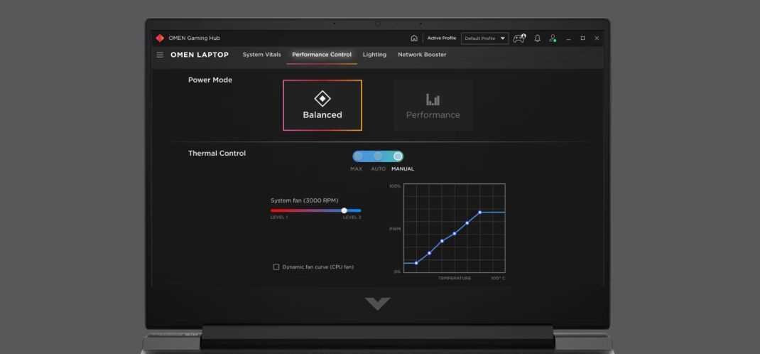 Ekran laptopa wyświetla aplikację \'OMEN Gaming Hub\' z zakładką \'Performance Control\'. Widoczny jest wykres oraz opcje \'Balanced\' i \'Performance\' w sekcji \'Power Mode\'.