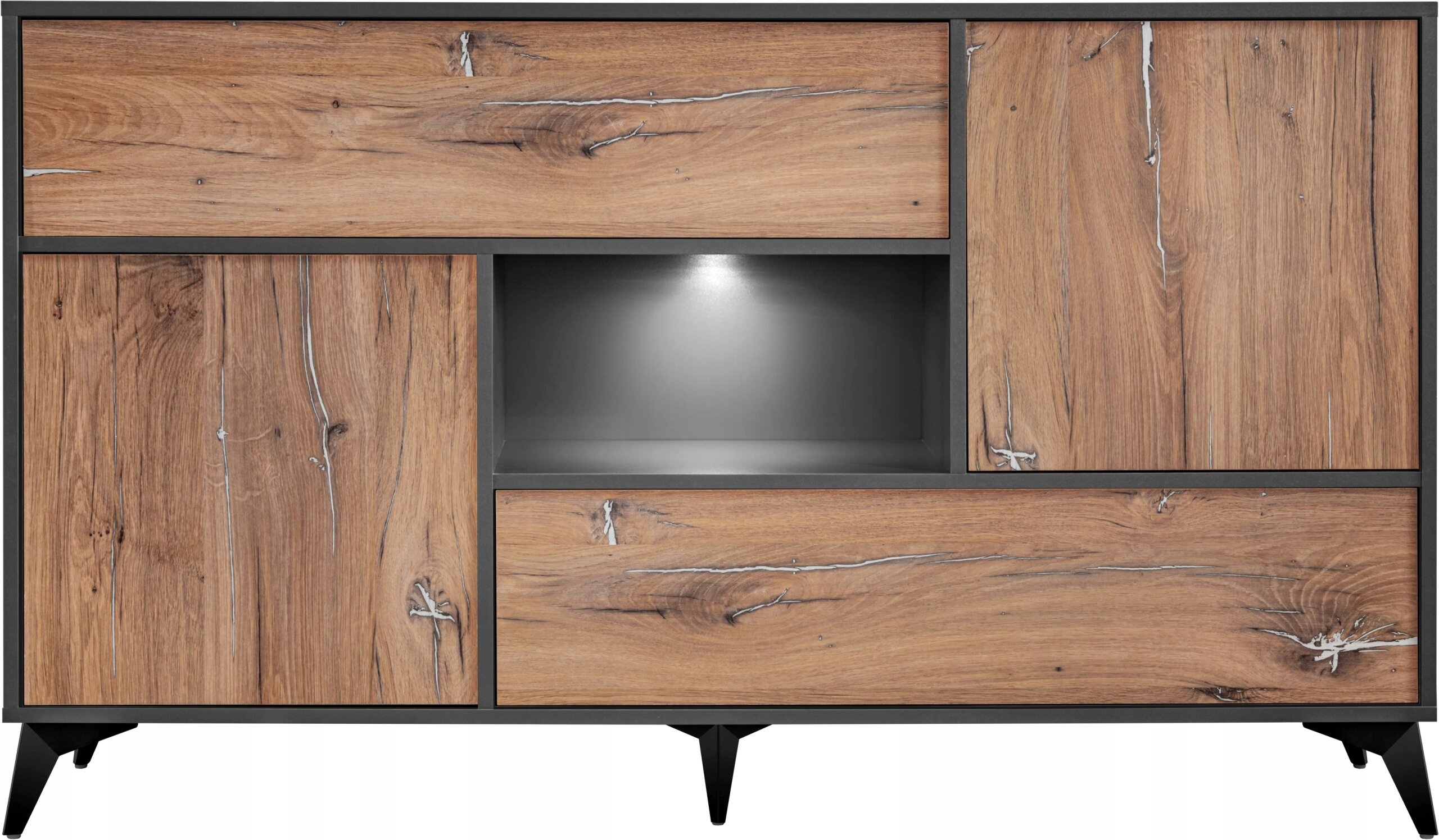 Komoda z czterema drzwiami, wykonana z drewna w kolorze dębu z antracytowymi akcentami, posiada wbudowane oświetlenie LED w centralnej wnęce. Mebel ma nowoczesny, loftowy design z widocznymi słojami drewna.
