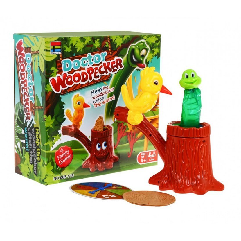 Na obrazku znajduje się gra planszowa z kolorowym pudełkiem, na którym widnieje napis \'Doctor Woodpecker\'. Obok pudełka znajduje się plastikowa zabawka przedstawiająca żółtego ptaka na pniu drzewa oraz zielony robak.