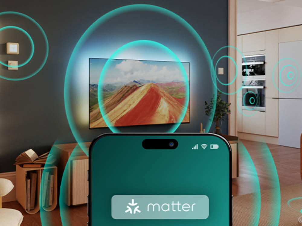 W salonie znajduje się telewizor wyświetlający krajobraz górski, a na pierwszym planie widoczny jest smartfon z aplikacją \'matter\'. Wokół urządzeń widoczne są niebieskie kręgi symbolizujące połączenie lub komunikację.