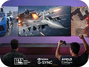 Na obrazie widać duży telewizor wyświetlający dynamiczną scenę z gry, przedstawiającą samolot wojskowy w locie. Na dole znajdują się logotypy: 165 Motion Xcelerator Turbo+, NVIDIA G-SYNC, AMD FreeSync Premium.