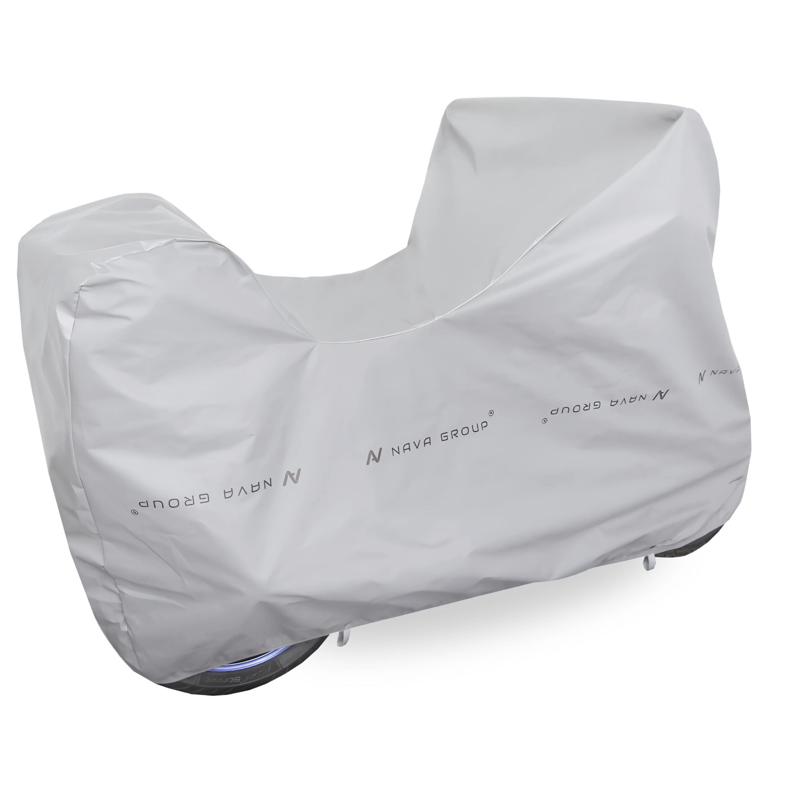Na zdjęciu widoczny jest szary pokrowiec na motocykl z nadrukiem \'NAVA GROUP\'. Pokrowiec zakrywa motocykl, pozostawiając widoczne jedynie dolne części kół.