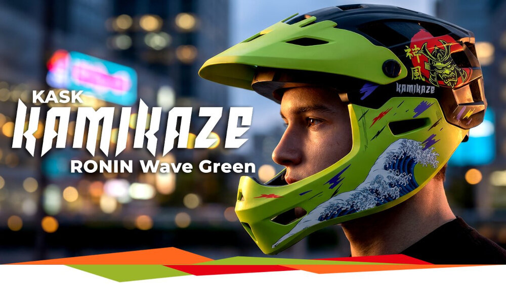 Osoba nosi zielony kask full face z grafiką fali i samuraja. Widoczny tekst: \'KASK KAMIKAZE RONIN Wave Green\'.