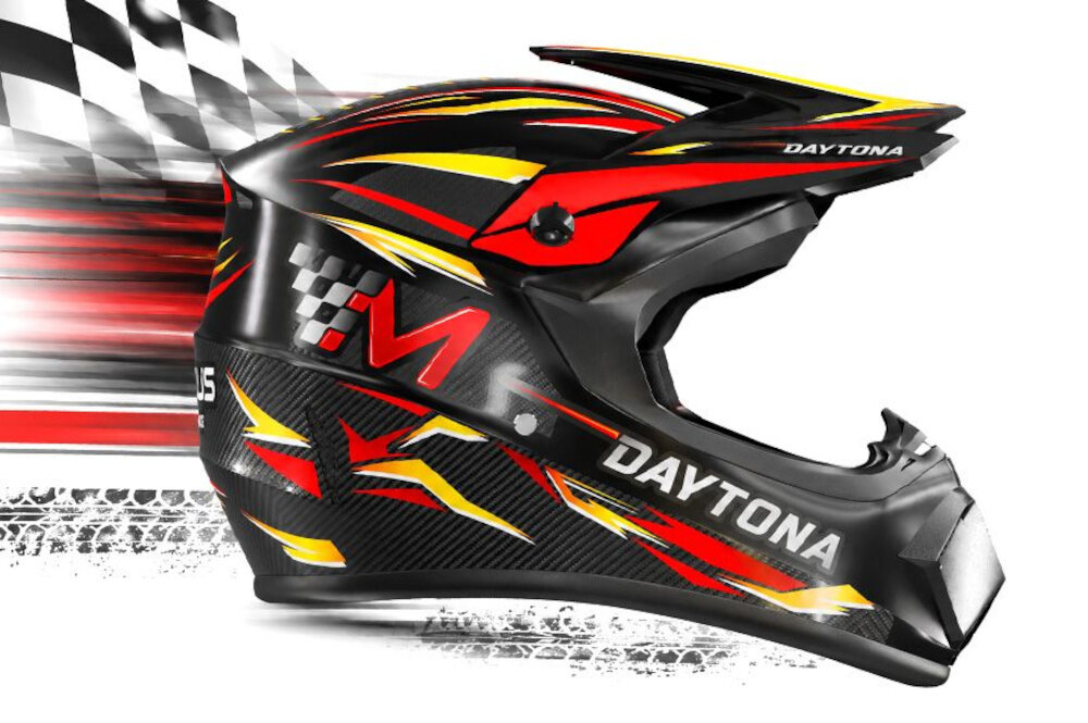 Kask MOTUS Daytona Full Face (rozmiar M) białe tło kask widoczny bokiem flaga norma EN 1078+A1:2013 certyfikat CE zgodność z europejskimi standardami ochrony odpowiednio przetestowany poziom zabezpieczenia został potwierdzony