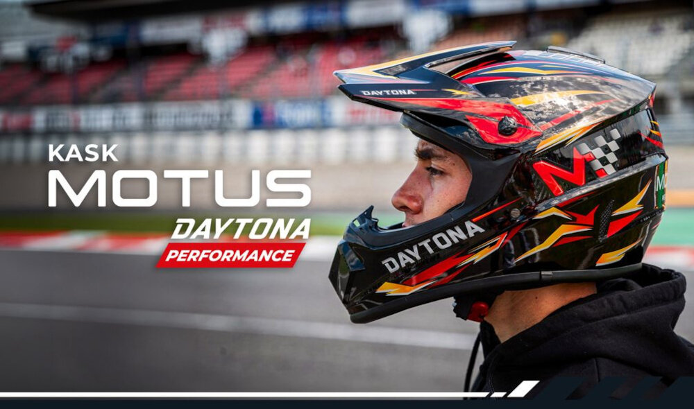 Osoba nosi kask motocyklowy z napisem \'DAYTONA\' i kolorowym wzorem. Obok widoczny jest tekst: \'KASK MOTUS DAYTONA PERFORMANCE\'.