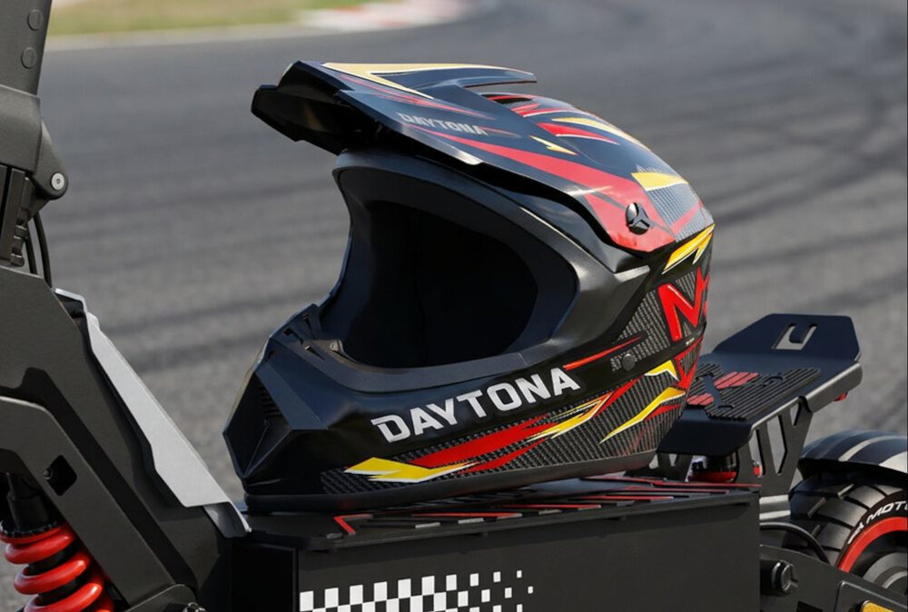 Kask MOTUS Daytona Full Face (rozmiar XL) ulica miasto osoba w kasku na tle budynków i ulicy bezpieczeństwo komfort jazdy stabilne ułożenie na głowie wysoki komfort rozmiar XL zakres regulacji od 61 do 62 cm stabilność nie przesuwa się i oferuje lepszą ochronę