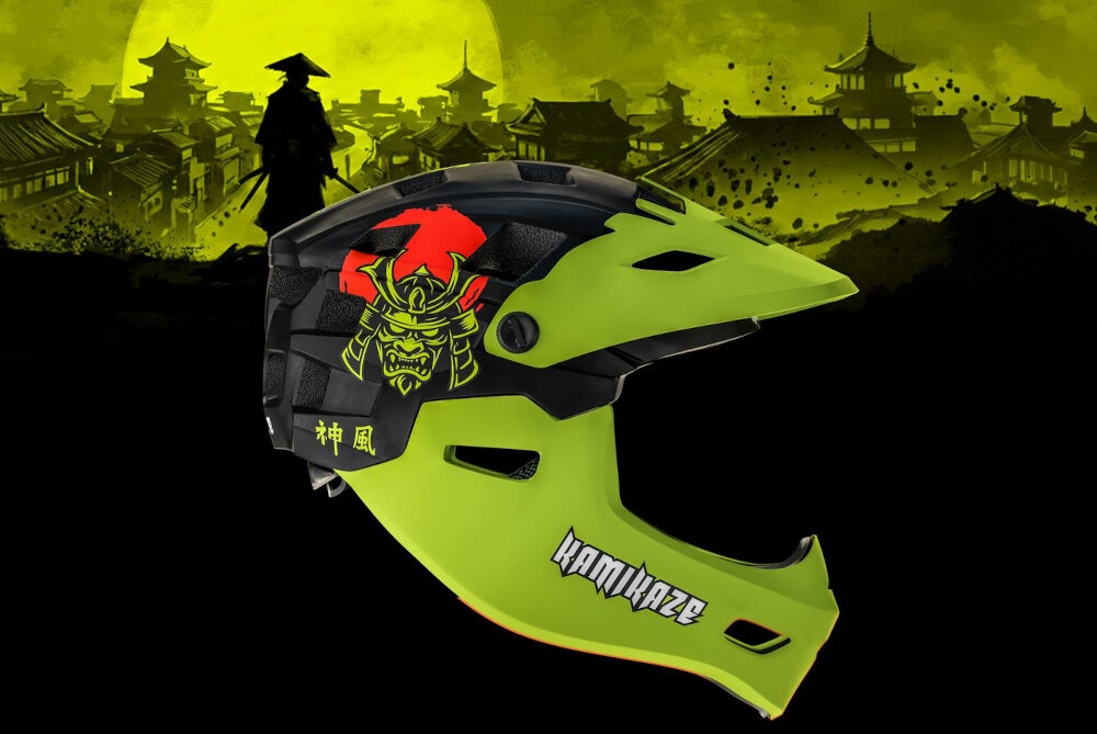 Zielony kask full face z grafiką samuraja i napisami \'神風\' oraz \'KAMIKAZE\'. W tle widoczna jest sylwetka samuraja na tle japońskiego krajobrazu.