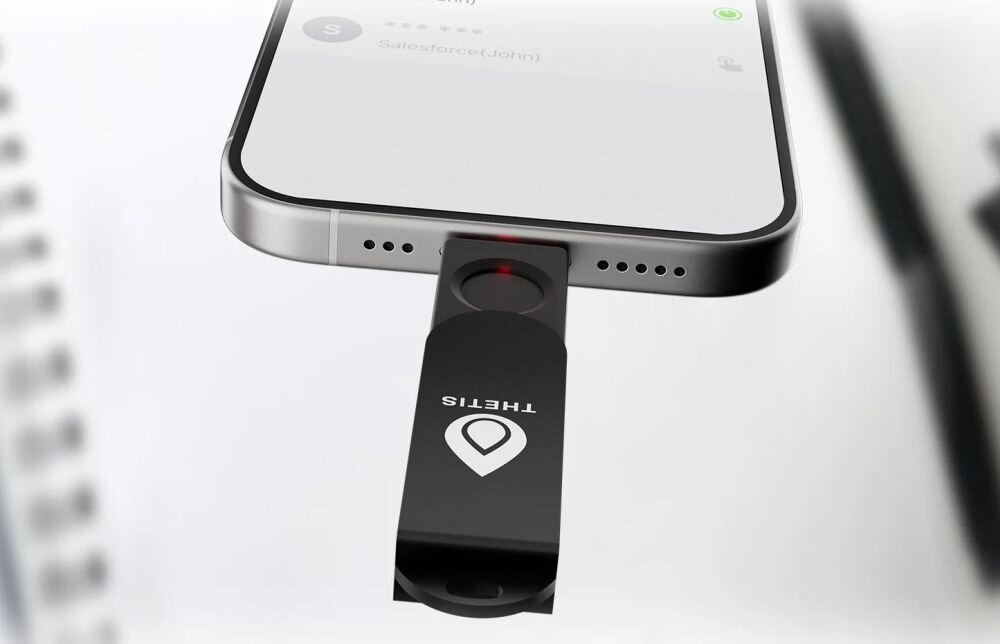 Klucz zabezpieczający Thetis podłączony do smartfona przez USB-C umożliwia bezpieczne logowanie mobilne i uwierzytelnianie kont  