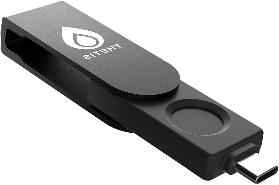 Klucz zabezpieczający Thetis z czytnikiem linii papilarnych i złączem USB-C prezentowany na jasnym tle produktowym 