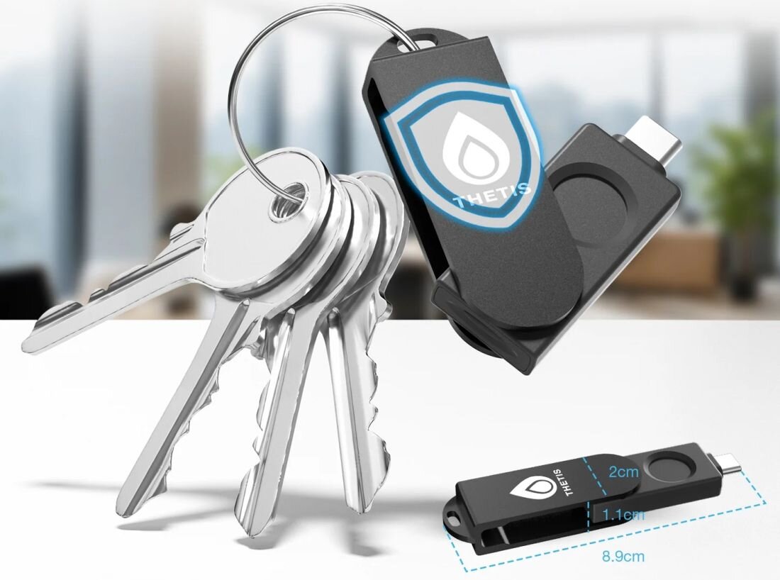 Klucz zabezpieczający Thetis z USB-C przypięty do kółka z kluczami prezentuje kompaktową konstrukcję do bezpiecznego uwierzytelniania mobilnego 