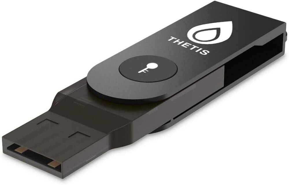 Klucz zabezpieczający Thetis z przyciskiem uwierzytelniania prezentowany na jasnym tle jako kompaktowe urządzenie bezpieczeństwa USB 