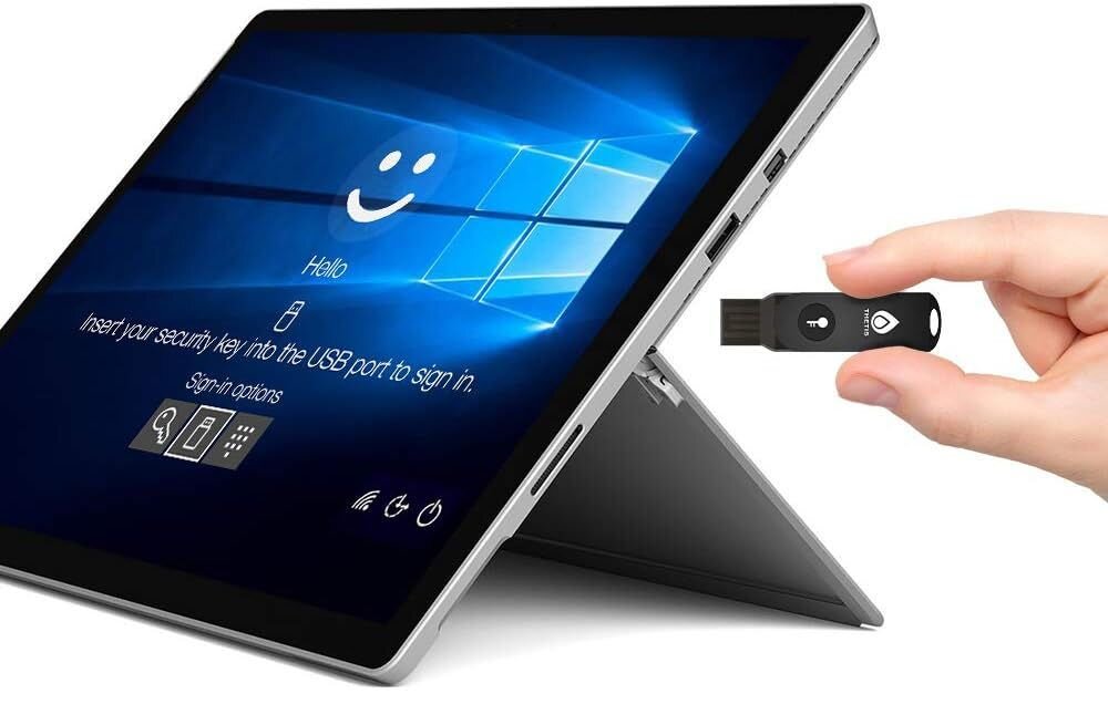 Klucz zabezpieczający Thetis jest podłączany do tabletu z systemem Windows podczas bezpiecznego uwierzytelniania użytkownika 