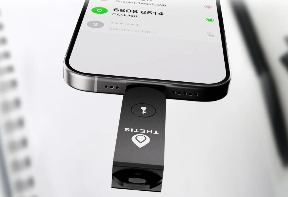 Klucz zabezpieczający Thetis podłączony do smartfona przez USB-C umożliwia bezpieczne logowanie mobilne i uwierzytelnianie kont 