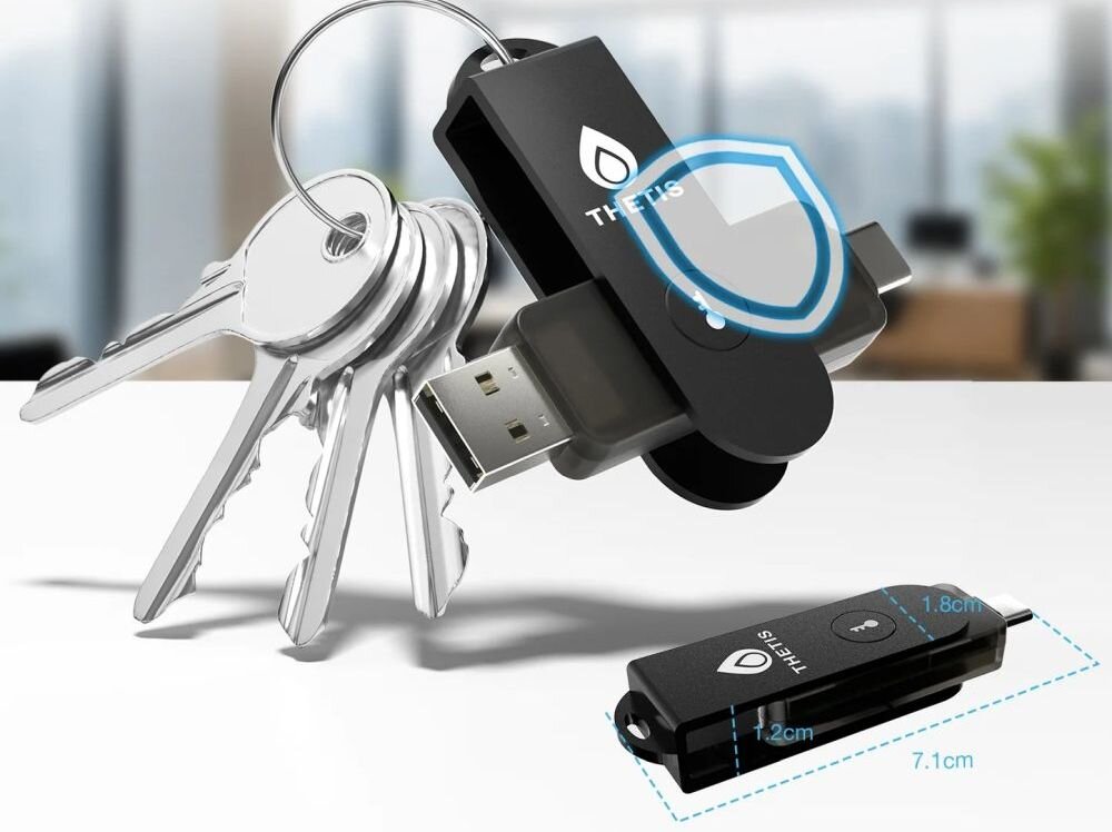 Klucz zabezpieczający Thetis z USB-A i USB-C przypięty do kluczy prezentuje kompaktową konstrukcję do mobilnego uwierzytelniania 